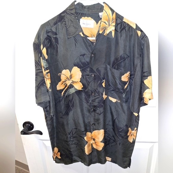 Bill Blass 100% Silk short sleeve button-down tropical shirt in a large. EUC - Picture 1 of 5